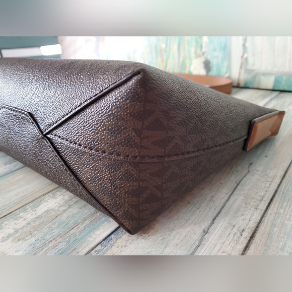 ***SOLD***MICHAEL KORS MK JET SET TRAVEL CROSSBODY LITE-WEIGHT BAG - Picture 6 of 11